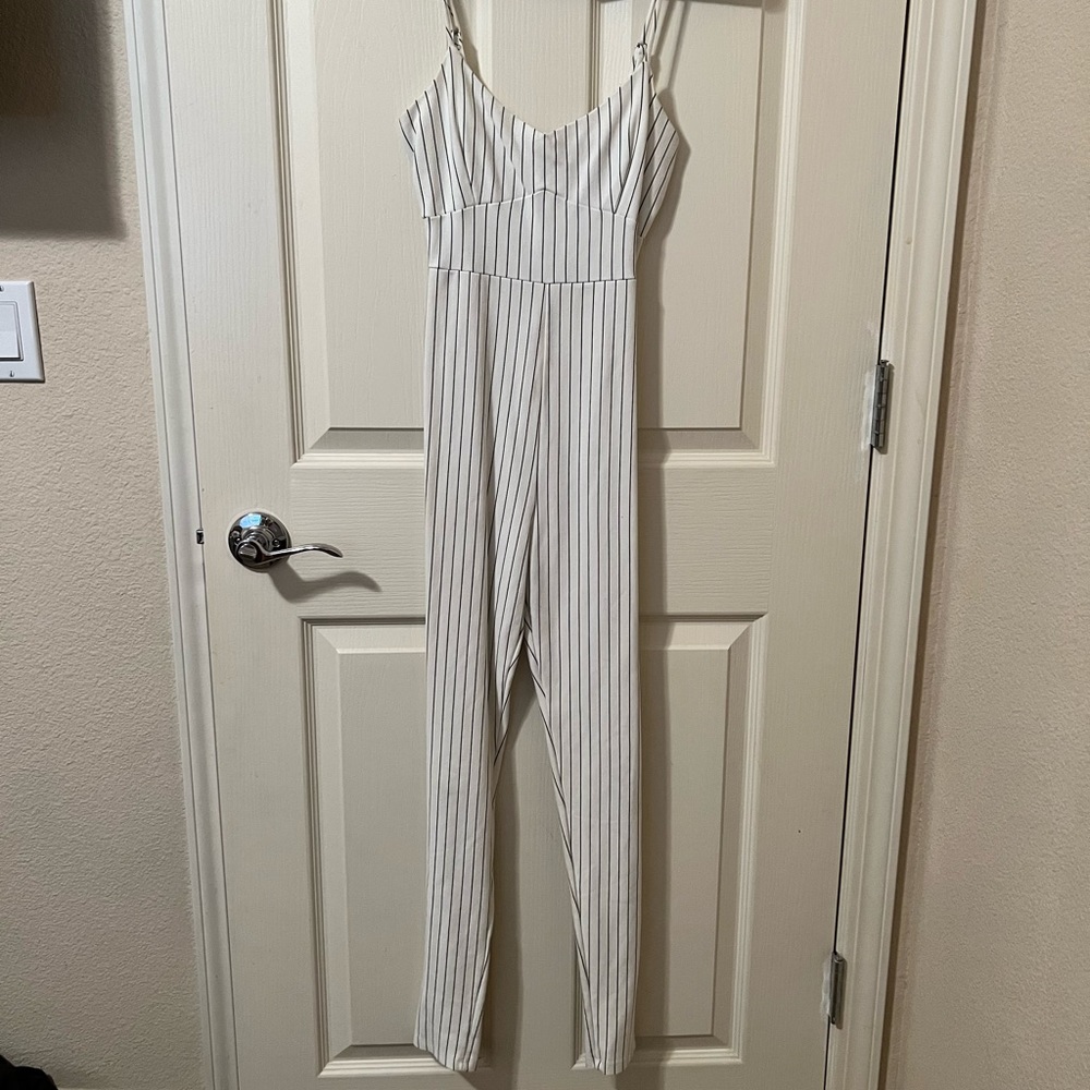 WHITE AND BLACK FITTED JUMPSUIT